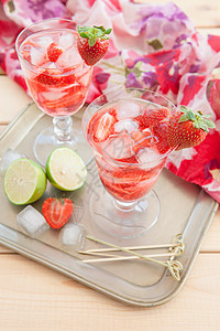 自制草莓柠檬玻璃乡村饮料果味苏打食物粉色浆果冰块果汁图片