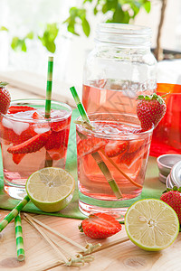 自制草莓柠檬乡村托盘玻璃浆果食物果味果汁食谱饮料调酒器图片