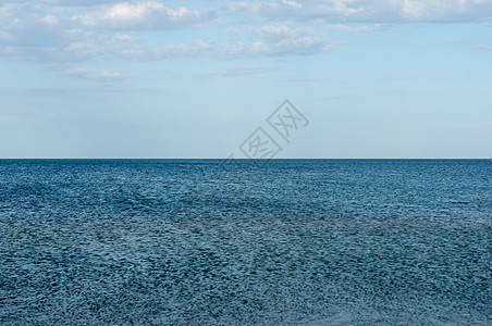 蓝色的海和云天在天空之上天堂旅行场景阳光晴天季节空气地平线反射海洋图片