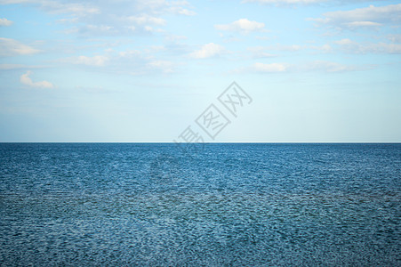 蓝色的海和云天在天空之上季节生态海浪环境空气反射场景冲浪地平线气候图片