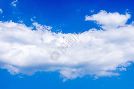 美丽的蓝色天空背景 有白云日光气候空气多云宗教臭氧天堂气氛天气白色图片