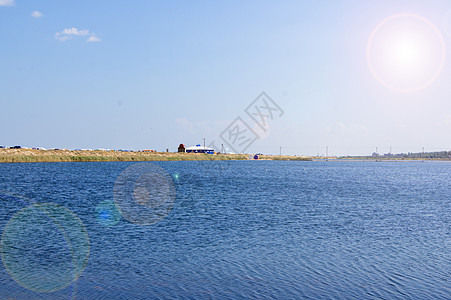 蓝色的海和云天在天空之上晴天天堂空气海洋海浪生态地平线阳光季节场景图片