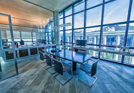 现代办公室的空会议室空窗户家具房间工作装饰玻璃奢华风格桌子扶手椅图片