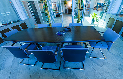 现代办公室的空会议室空商业装饰桌子经理扶手椅桌面奢华白色窗户工作图片