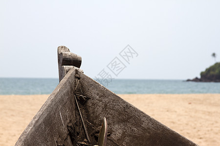 印度果阿岛印度沙滩上的老鱼船蓝色场景海浪旅行太阳地平线异国热带海滩海岸图片