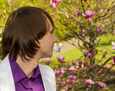 在公园的家伙 白色西装和紫色衬衫图片