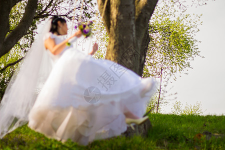 爱情故事新娘和新郎在秋千上摇摆风景公园夫妻裙子花束婚礼农场男性花朵野花背景