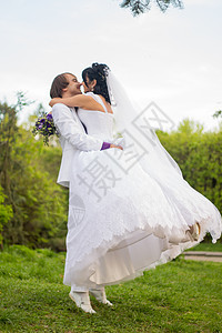 Groom和Bride 公园 礼服 新娘结婚花束草地爱情故事男性天空太阳婚礼野花裙子拥抱夫妻图片