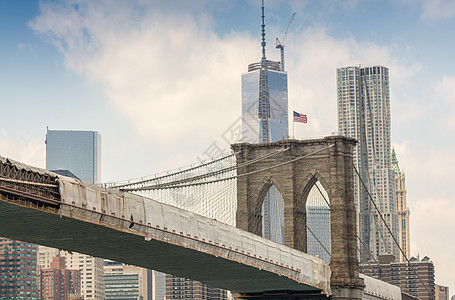 由曼哈顿摩天大楼环绕的布鲁克林桥图片