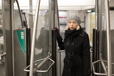 地铁上的女人成人旅游铁路乘客游客公共汽车交通民众通勤者运输图片