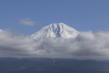 日本秋天福吉山斋子树叶游客天空红叶反射隧道商事走廊公园图片