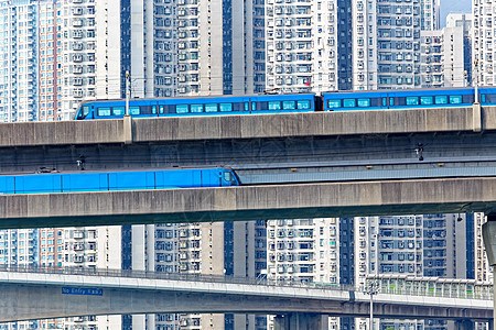 香港市市区桥上高速火车 车速超快天空民众运输建筑蓝色绿色财产高楼城市住宅图片