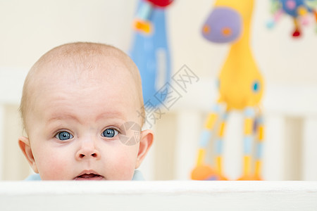婴儿床的女婴情感好奇心婴儿白色玩具女孩孩子童年儿童苗圃图片