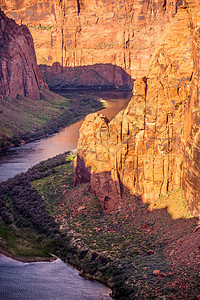 穿过大峡谷流动的彩色振动橙色蓝色旅行休闲峡谷环境远景羚羊崎岖公园图片