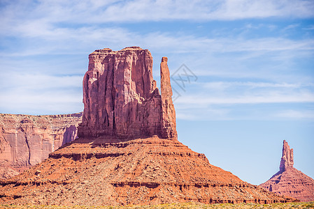 蓝色天空下的古迹谷天空旅行沙漠岩石地平线砂岩荒野公园风景峡谷图片