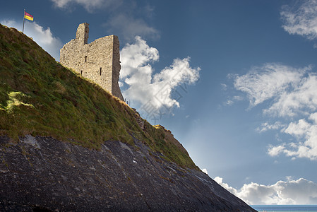 悬崖边的圆柱形城堡图片