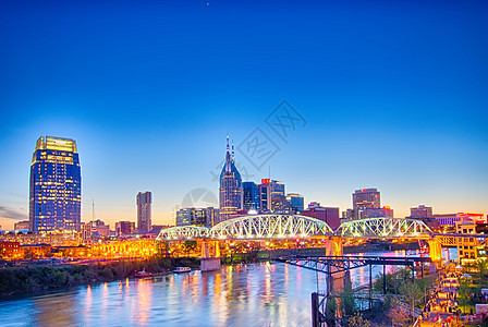 Nashville田纳西市中心Shelby街大桥的天线景观行人日落建筑物摩天大楼场景地标吸引力办公室建筑学图片