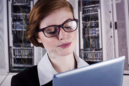 红头女商务人士使用平板电脑的复合图像大厅数据数据中心技术眼镜贮存数据库职业商业触摸屏图片