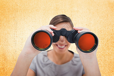 妇女透过间谍眼镜观看的复合图像镜片计算机桌子光学经理商业木头数字检查眼睛图片