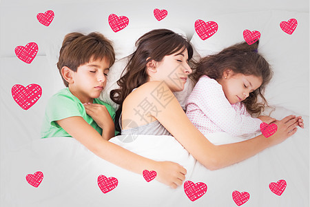 母亲与子女一起睡觉的复合形象;图片