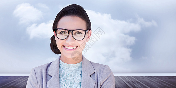 幸福褐发的复合图像投影计算机数字女士微笑女性快乐多云潮人房间图片