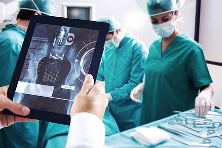 使用平板电脑的人的复合图像技术设备医院女士外科触摸屏手术帽滚动计算医生图片