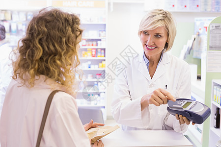 使用卡片机的药剂师药剂学疾病互动快乐讨论瓶子药店顾客药剂诊所图片