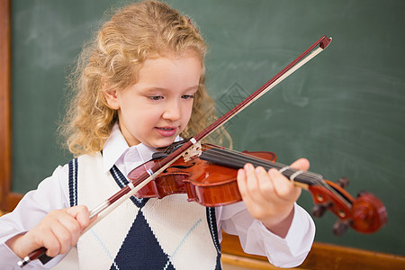 玩小提琴的可爱学生女性童年乐器女孩幼儿园课堂小学生教育班级小学图片