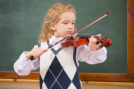 玩小提琴的可爱学生幼儿园女性学校早教女孩小学生班级教育知识音乐图片