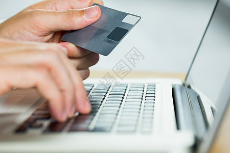使用膝上型电脑在线购物的男子互联网电子电子商务网站信用卡衬衫人士桌子技术网上购物图片