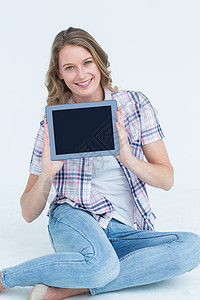 展示她的平板电脑的时髦图片