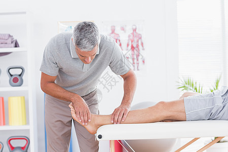 男子腿部按摩保健医疗诊所服务咨询检查男人病人理疗男性图片
