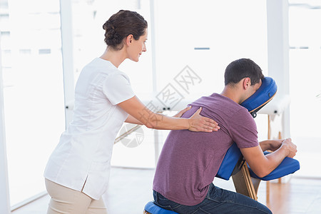 男人背部按摩咨询办公室理疗考场服务治疗师从业者女士按摩师病人图片