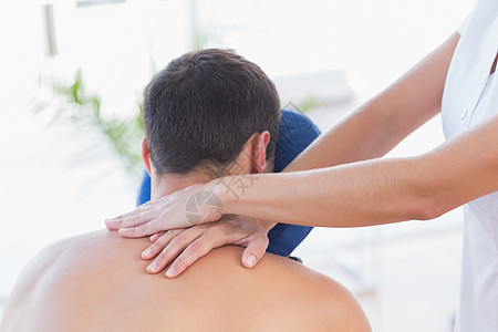 男人背部按摩服务女士办公室肩膀病人双手咨询女性治疗师压力图片