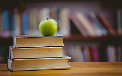 堆积在书本上的苹果学习图书馆学校小学知识早教童年背景图片