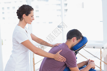男人背部按摩成人按摩师办公室从业者专家咨询肩膀治疗师男性理疗图片