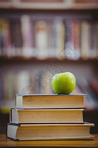 堆积在书本上的苹果学校小学早教学习图书馆知识童年背景图片