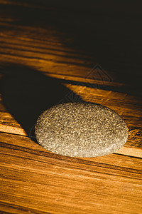 木制桌上的孔桌子高架岩石阴影卵石背景图片