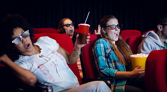 年轻朋友在看一部3D电影震惊男人混血文艺娱乐礼堂娱乐性时间爆米花女性图片
