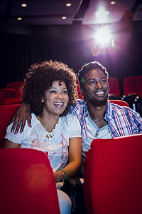 文艺演出年轻夫妇看电影时间电影院夫妻女性快乐座位活动黑色电影男人背景