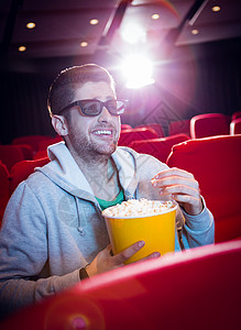 文艺演出年轻人在看一部3D电影演出座位时间文艺微笑闲暇礼堂红色娱乐男性背景