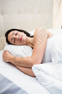 睡在床上的漂亮黑发美女坐垫羽绒被住所家庭女性混血枕头公寓棕色午睡图片