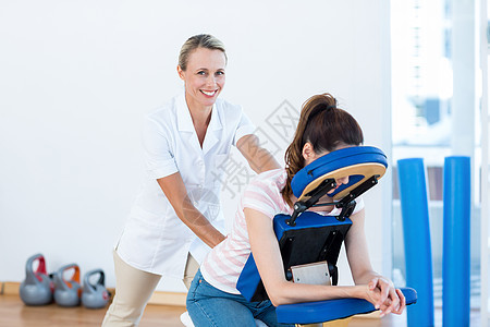 妇女背部按摩专家治疗师理疗压力双手服务办公室女士女性按摩师图片