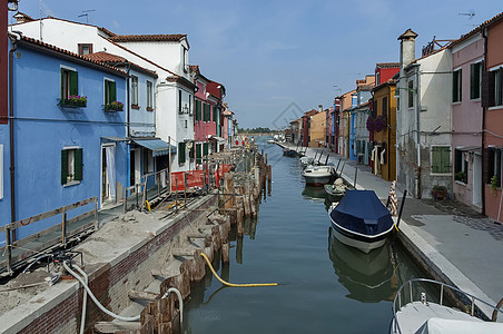 在欧洲意大利威尼斯附近的布拉诺岛修复供水街道图片