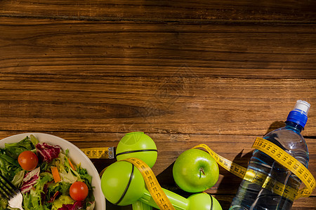 健康生活方式的指标桌子绿色食物瓶子饮食营养瘦身哑铃蔬菜卷尺图片