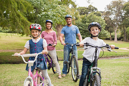 在公园骑自行车的幸福家庭孩子女性母亲儿子农村闲暇活动微笑女儿男人图片