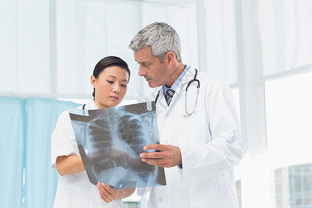 检查X光的男医生和女医生办公室卫生放射科职业医院医务室女性诊断扫描男性图片