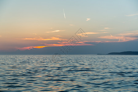 带地平线和天空的海岸线侵蚀大堤潮汐海岸海水阳光旅游游客自然保护区游泳图片