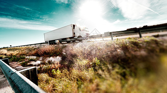 卡车和高速公路商业货物驾驶基础设施运动后勤货车旅行天空沥青图片
