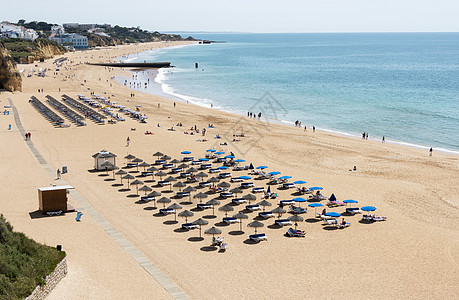 Albufeira海滩的拥挤景象旅行休息海岸活动休息室海洋娱乐海岸线雨伞椅子图片